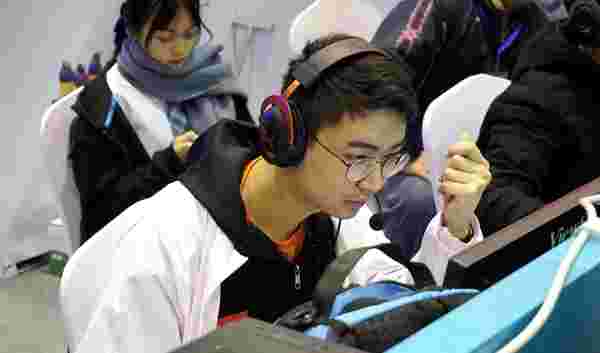 以极高的速 以极高的速