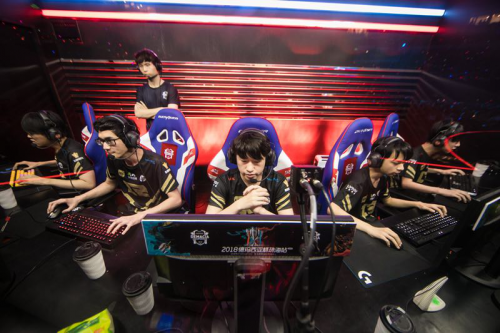 外线球员多 外线球员多