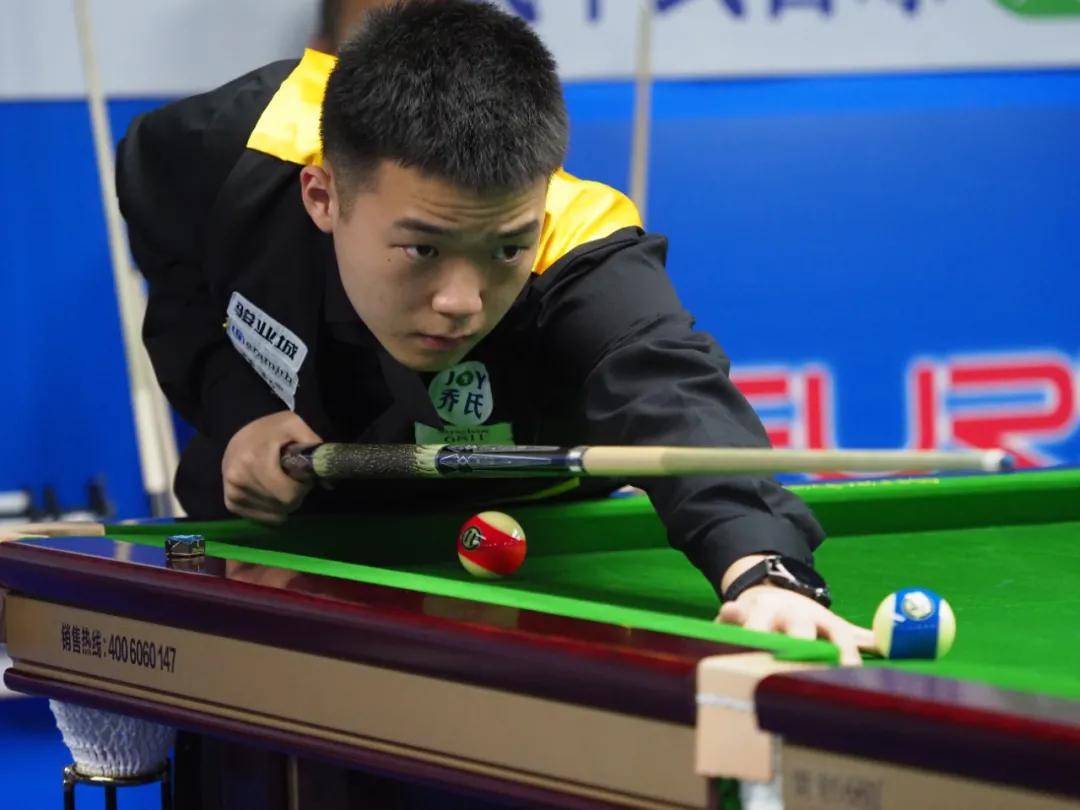 后者为球员 后者为球员